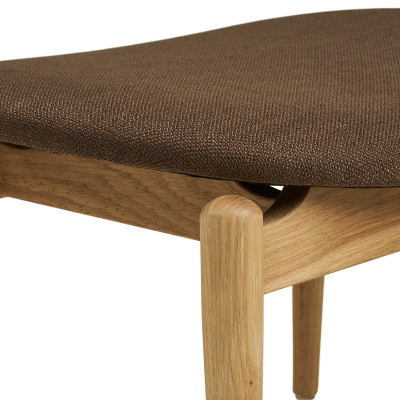 FRIDA-Sessel und Hocker in Eiche natur und braunem Stoff