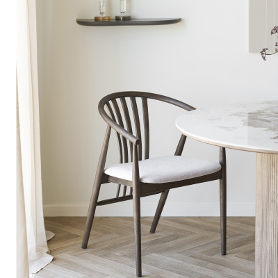 BESS-Silla de comedor en roble ahumado macizo y tela beige